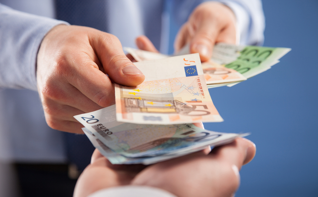 Bild zeigt eine Auszahlung mit Euroscheinen