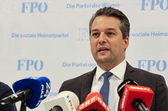 Bild zeigt FPÖ-Wien Landesparteiobmann Dominik Nepp bei einem Interview