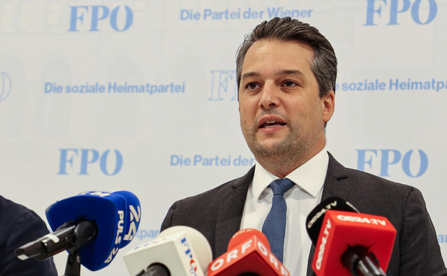 Bild zeigt FPÖ-Wien Landesparteiobmann Dominik Nepp bei einem Interview